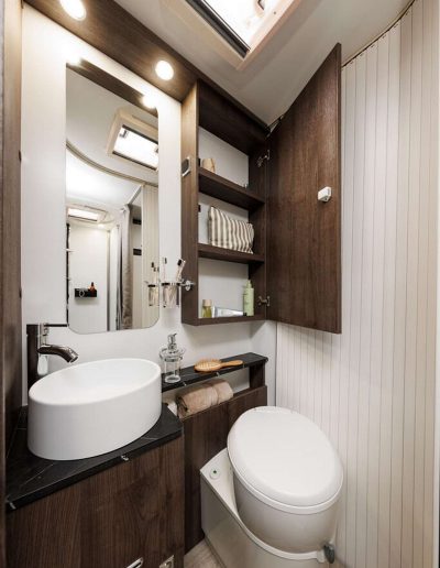 Alquiler autocaravana Benimar 463 UP 2025 en Asturias - Baño